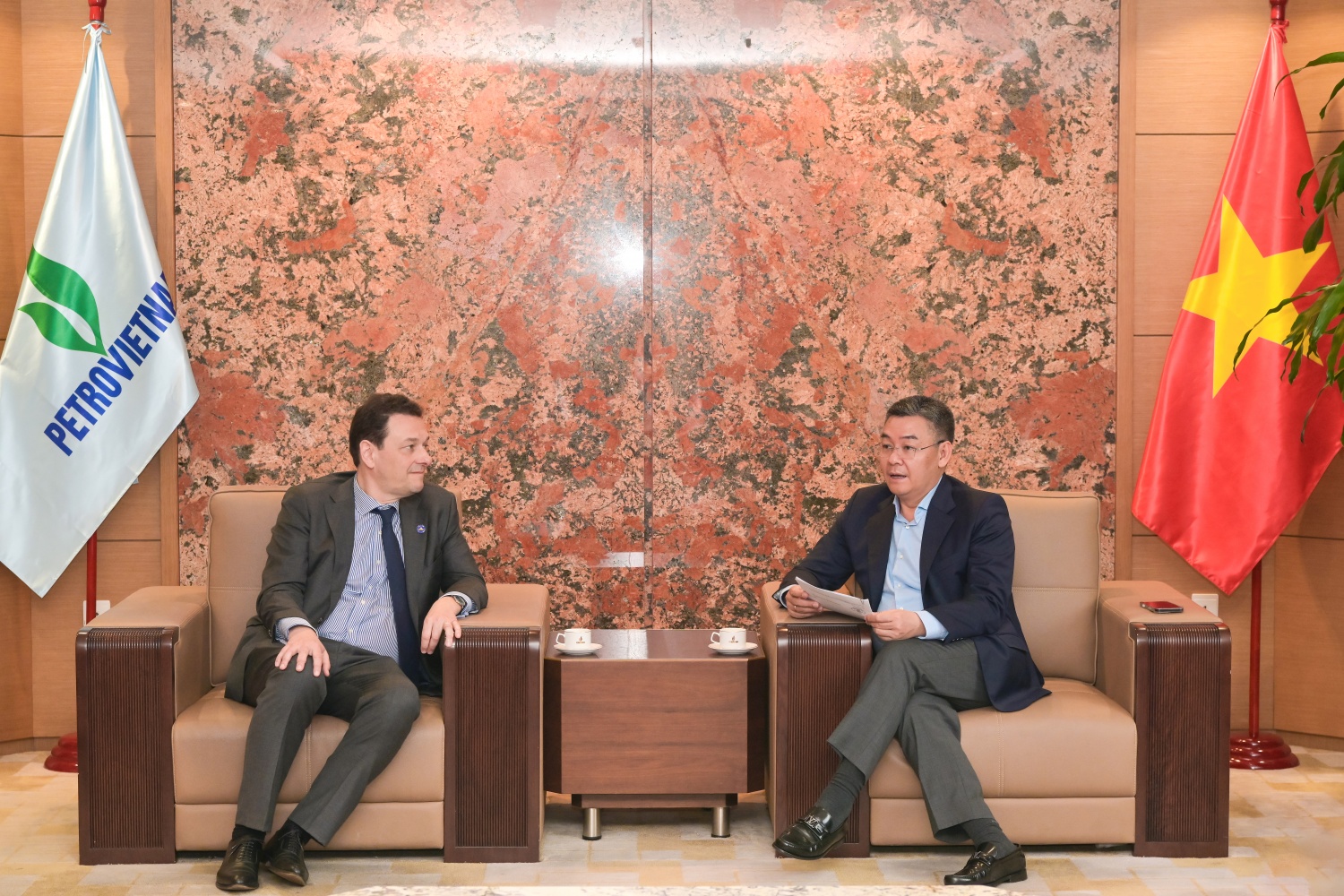 Phó Tổng Giám đốc Petrovietnam Lê Mạnh Cường trao đổi với ông Geoffroy Clerckx, Giám đốc Brussels International. Phó Tổng Giám đốc Petrovietnam Lê Mạnh Cường trao đổi với ông Geoffroy Clerckx, Giám đốc Brussels International.