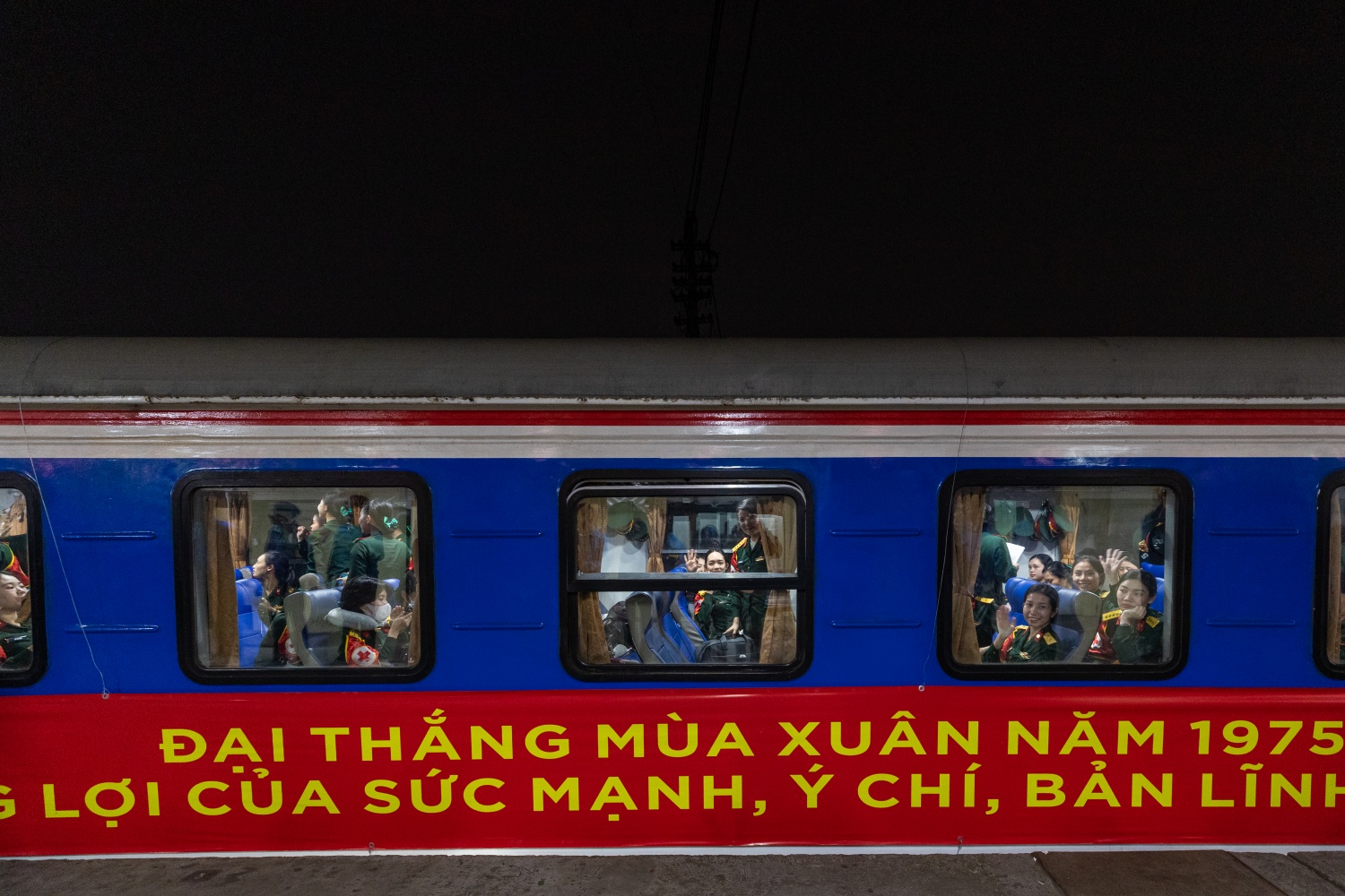 Quân đội cơ động vào Nam, sẵn sàng tham gia lễ kỷ niệm 30/4