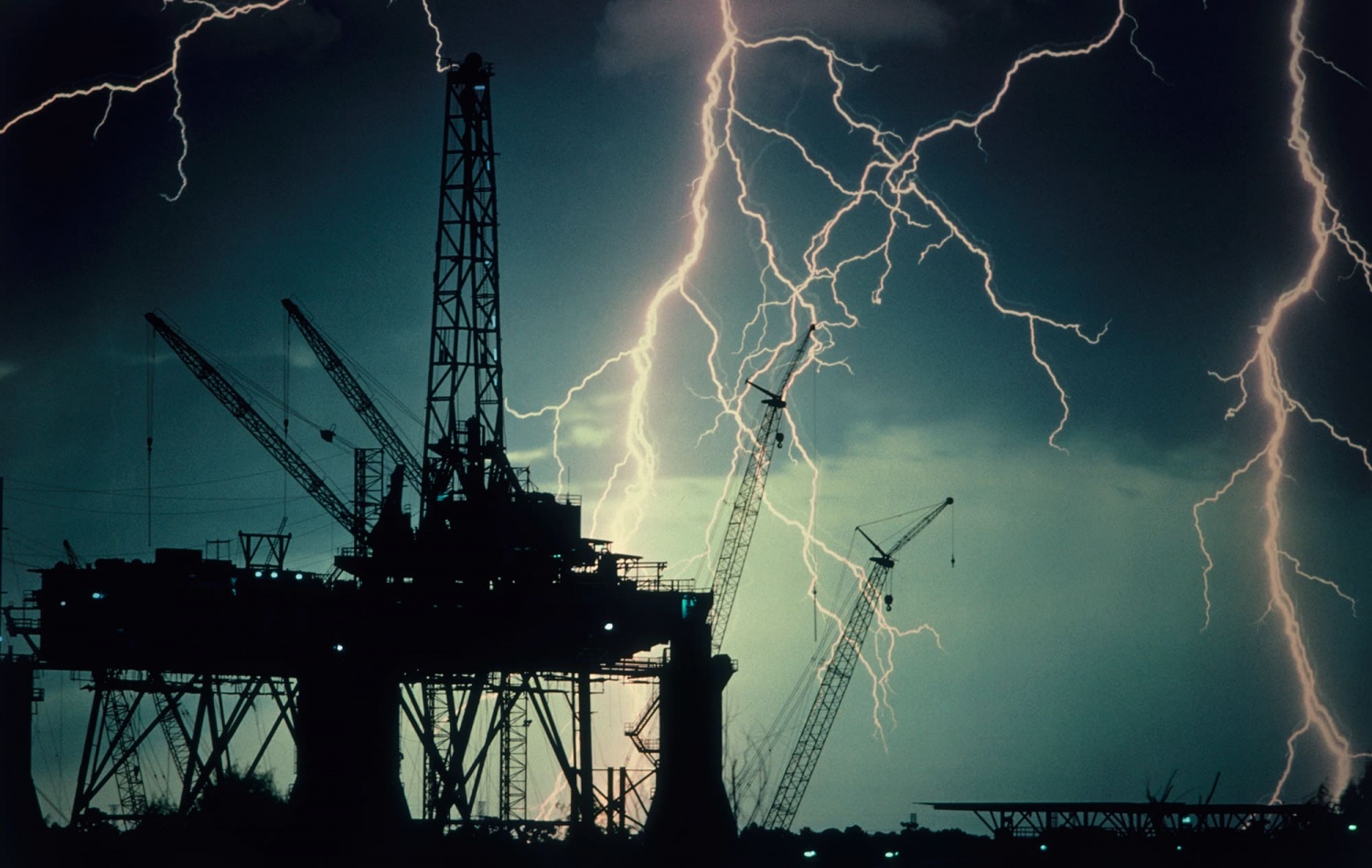 Giá dầu lao dốc, Nga cảnh báo về “cơn bão kinh tế toàn cầu” Giá dầu lao dốc, Nga cảnh báo về “cơn bão kinh tế toàn cầu”