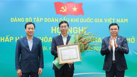 Trao Kỷ niệm chương và Huy hiệu Đảng cho các đảng viên ưu tú của Đảng bộ Petrovietnam