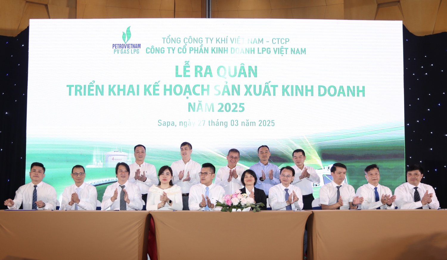 Lãnh đạo các phòng chức năng và các đơn vị trực thuộc PV GAS LPG ký cam kết thi đua hoàn thành chỉ tiêu năm 2025 trước sự chứng kiến của Ban lãnh đạo công ty; thể hiện tinh thần trách nhiệm cao, sự đoàn kết và quyết tâm của toàn bộ hệ thống để hiện thực hóa các mục tiêu đề ra.