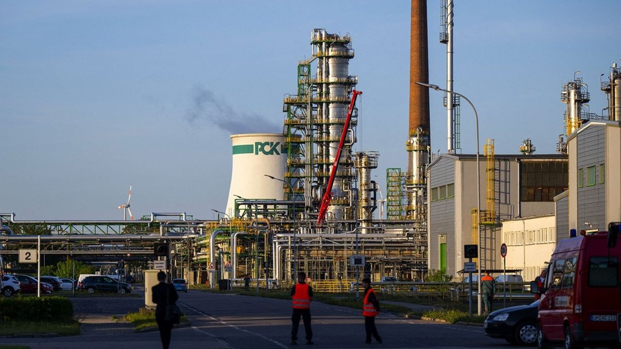 Ngừng nhập dầu Nga, nhà máy lọc dầu tại Đức gặp khó