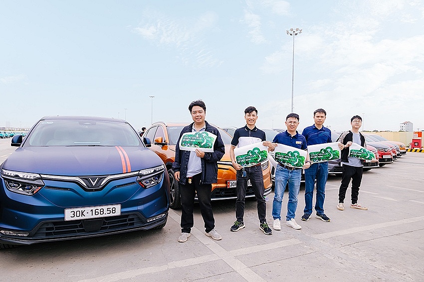 Gần 400 xe điện VinFast lập kỷ lục xếp chữ “Vì Việt Nam Xanh” tại Ngày Hội Xanh 2025