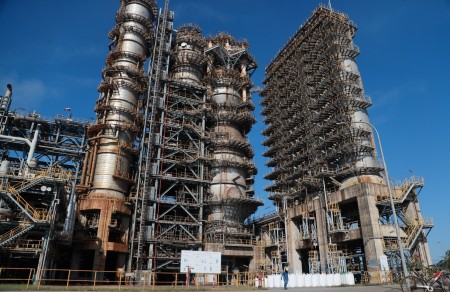 Các nhà máy lọc dầu thế giới lãi lớn khi Mỹ trừng phạt Nga