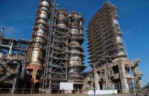 Các nhà máy lọc dầu thế giới lãi lớn khi Mỹ trừng phạt Nga