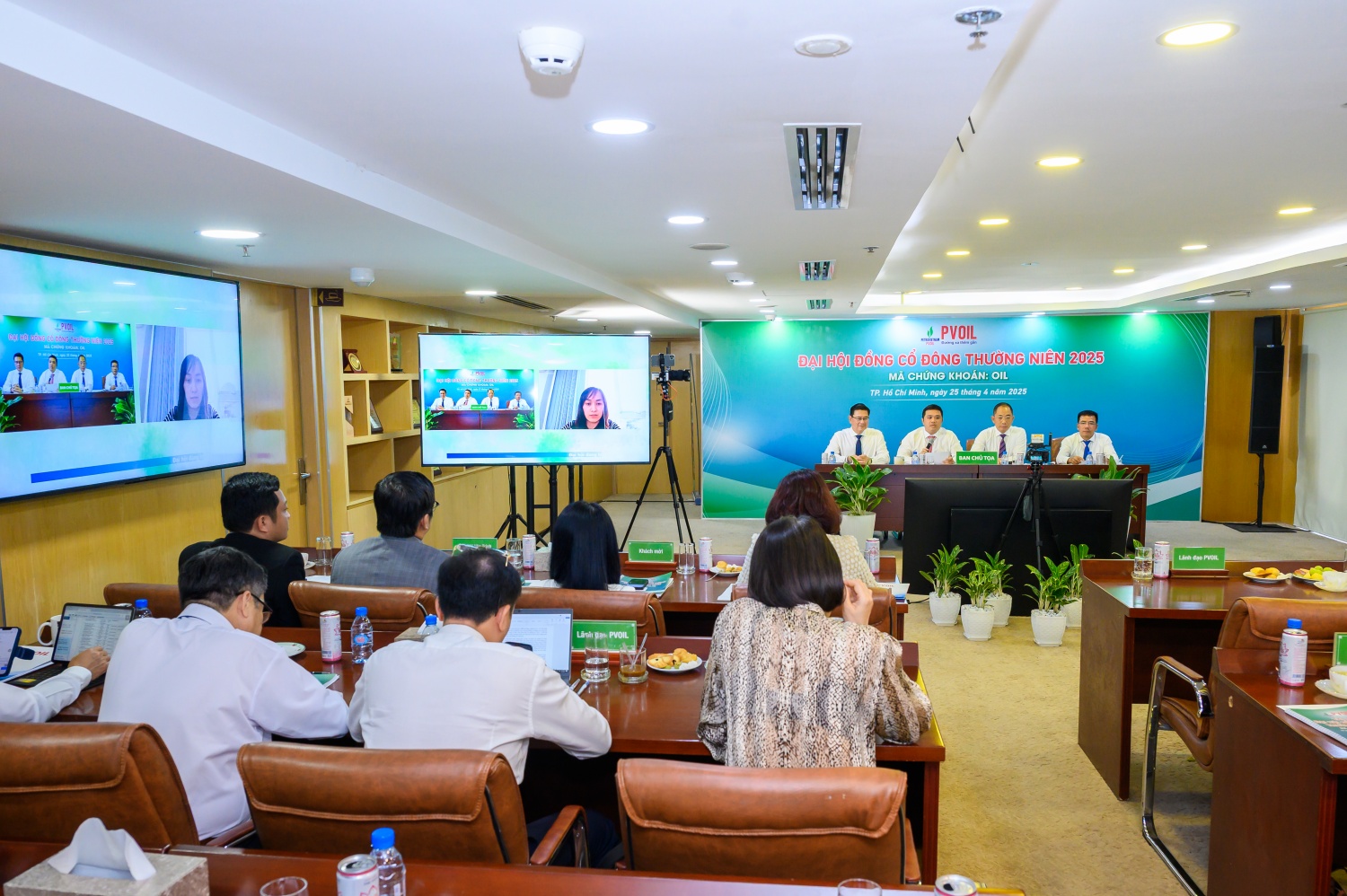 Ban Chủ tọa giải đáp các câu hỏi của cổ đông qua hình thức trực tuyến. 