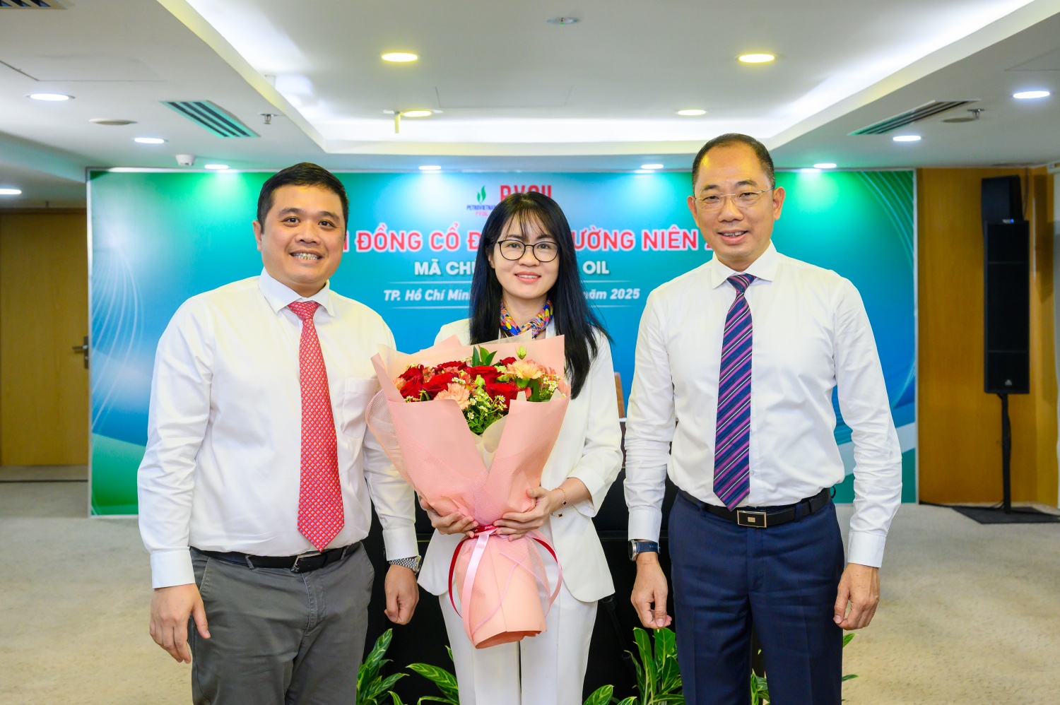 Ông Cao Hoài Dương – Chủ tịch HĐQT PVOIL (bên phải) và ông Nguyễn Đăng Trình – Thành viên HĐQT kiêm Tổng Giám đốc PVOIL (bên trái) chúc mừng bà Nguyễn Linh Giang được ĐHĐCĐ bầu vào HĐQT PVOIL