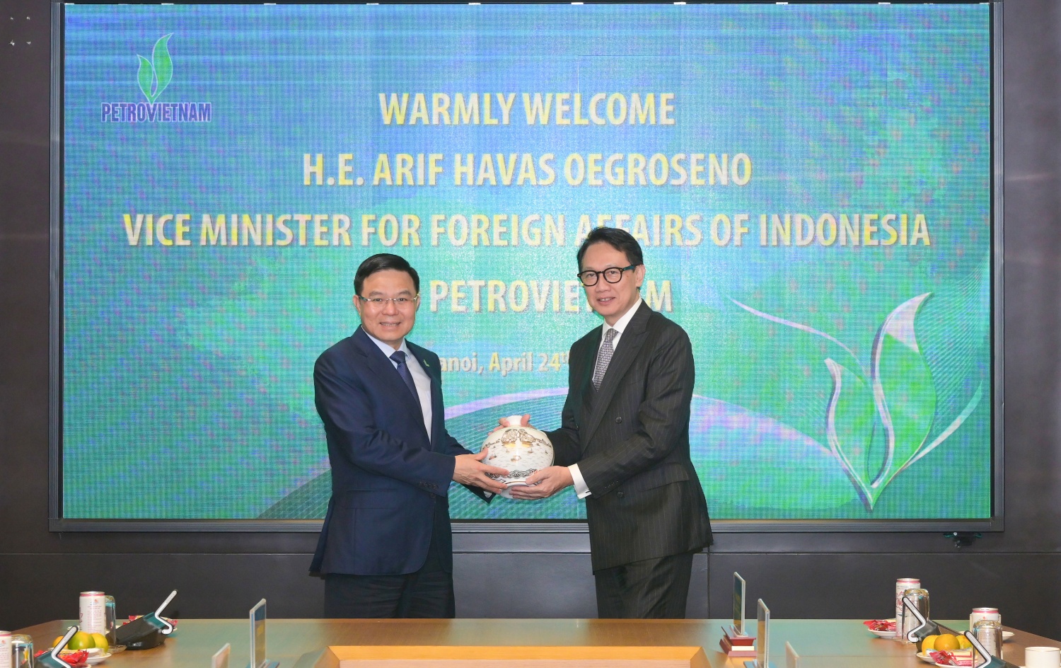 Chủ tịch HĐTV Petrovietnam Lê Mạnh Hùng tặng quà lưu niệm cho Thứ trưởng Bộ Ngoại giao Indonesia Chủ tịch HĐTV Petrovietnam Lê Mạnh Hùng tặng quà lưu niệm cho Thứ trưởng Bộ Ngoại giao Indonesia