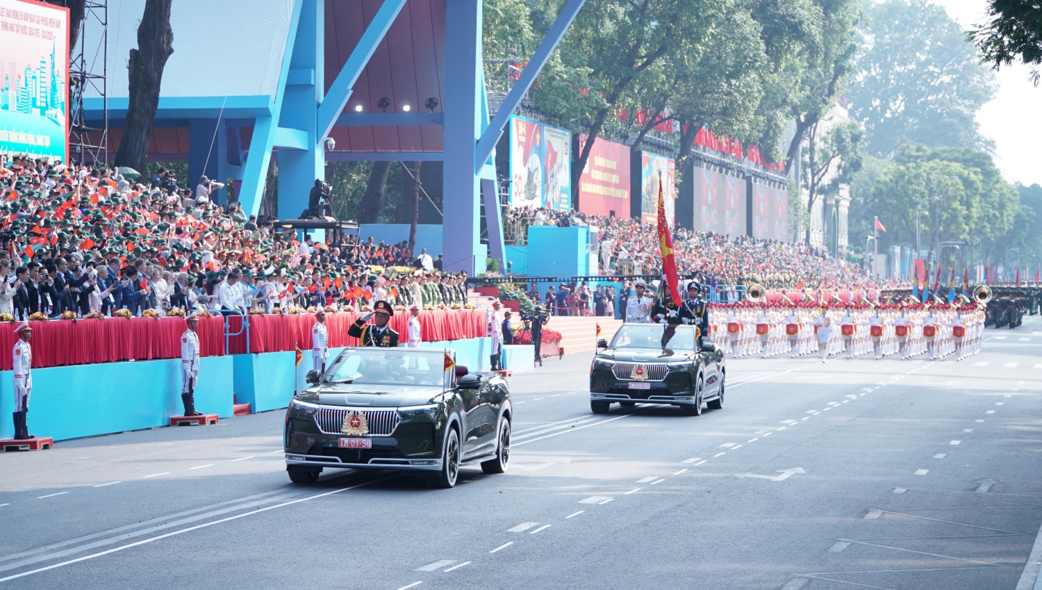Lễ diễu binh, diễu hành kỷ niệm 50 năm thống nhất đất nước diễn ra trọng thể