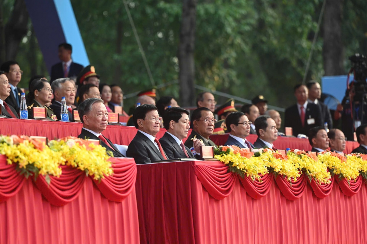 Lễ diễu binh, diễu hành kỷ niệm 50 năm thống nhất đất nước diễn ra trọng thể