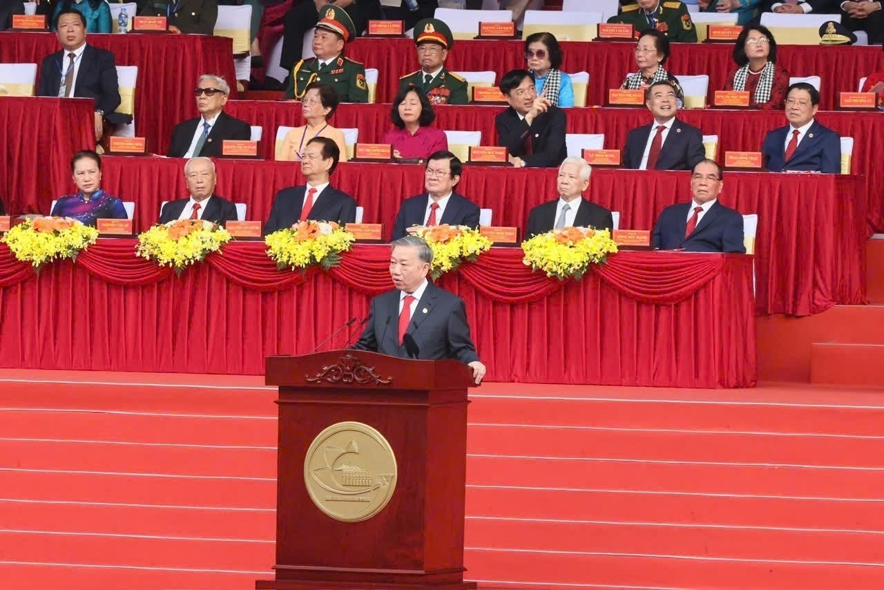Lễ diễu binh, diễu hành kỷ niệm 50 năm thống nhất đất nước diễn ra trọng thể