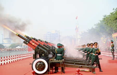 Cận cảnh nghi thức bắn đại bác mở đầu Lễ kỷ niệm 50 năm Ngày Giải phóng miền Nam