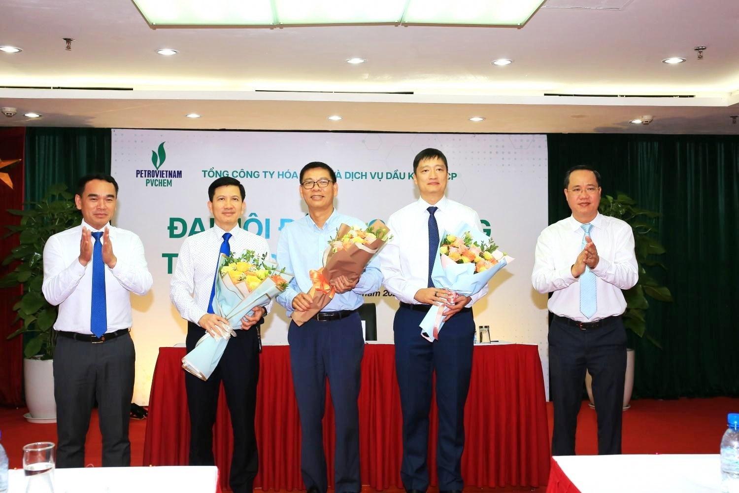 Đại diện lãnh đạo PVChem chúc mừng các Thành viên HĐQT được bầu tại Đại hội.