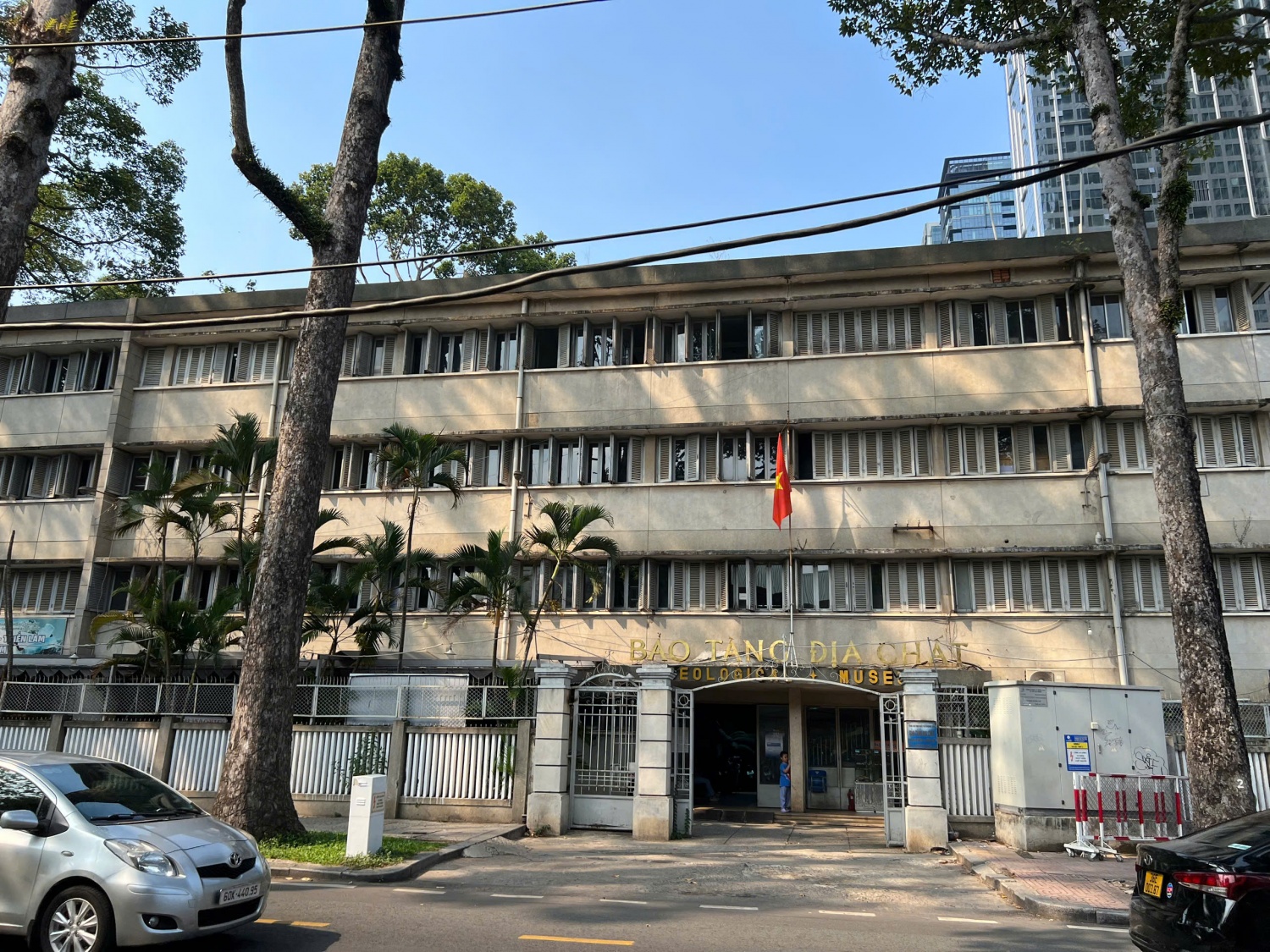 Tổng cuộc Dầu hỏa và Khoáng sản (Tổng Cuộc Dầu hỏa) đóng ở một góc của Thảo Cầm Viên