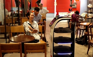 Hà Nội: Khách hàng thích thú khi được robot phục vụ đồ uống, chụp ảnh check-in