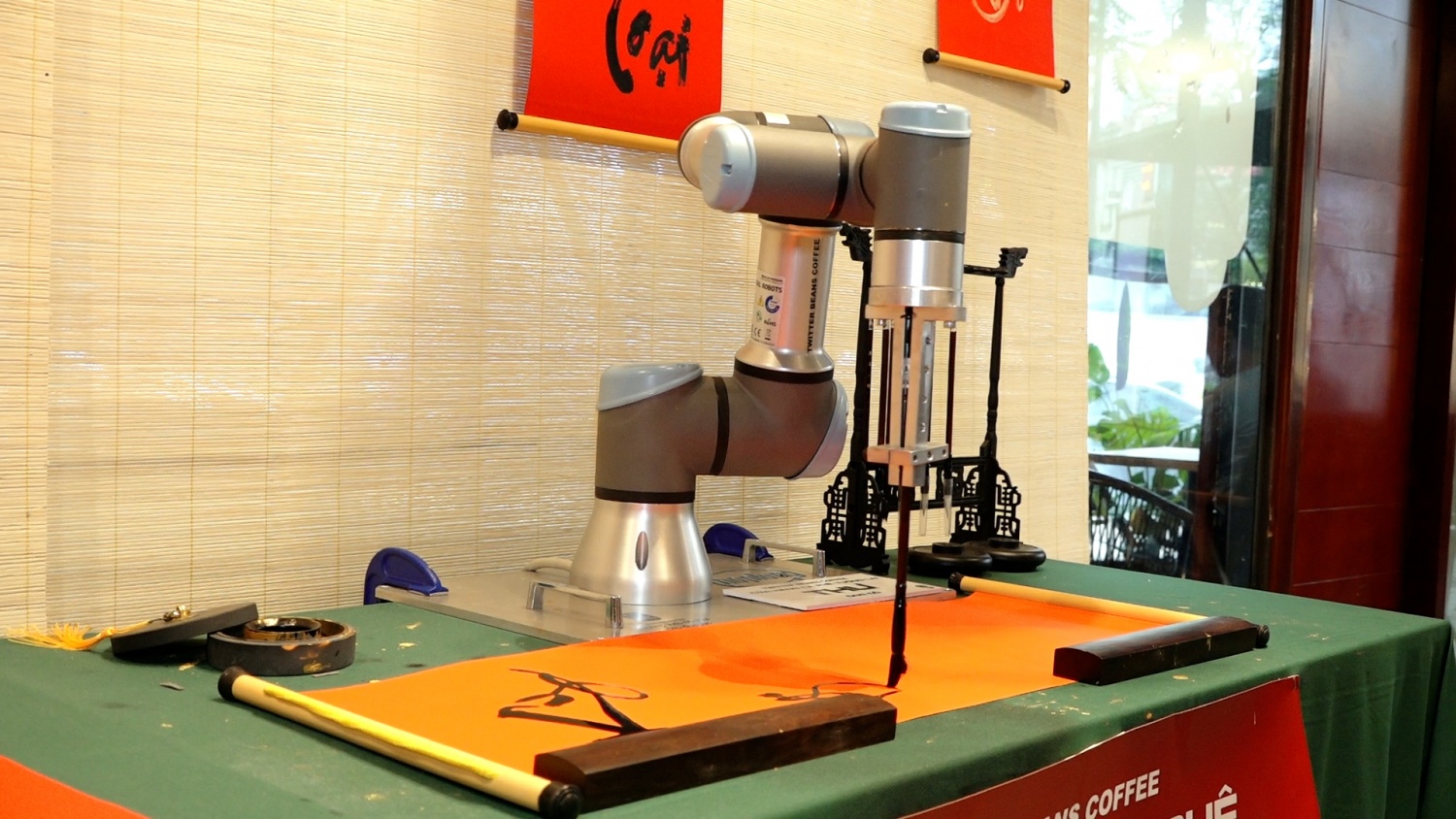 Hà Nội: Khách hàng thích thú khi được robot phục vụ đồ uống, chụp ảnh check-in