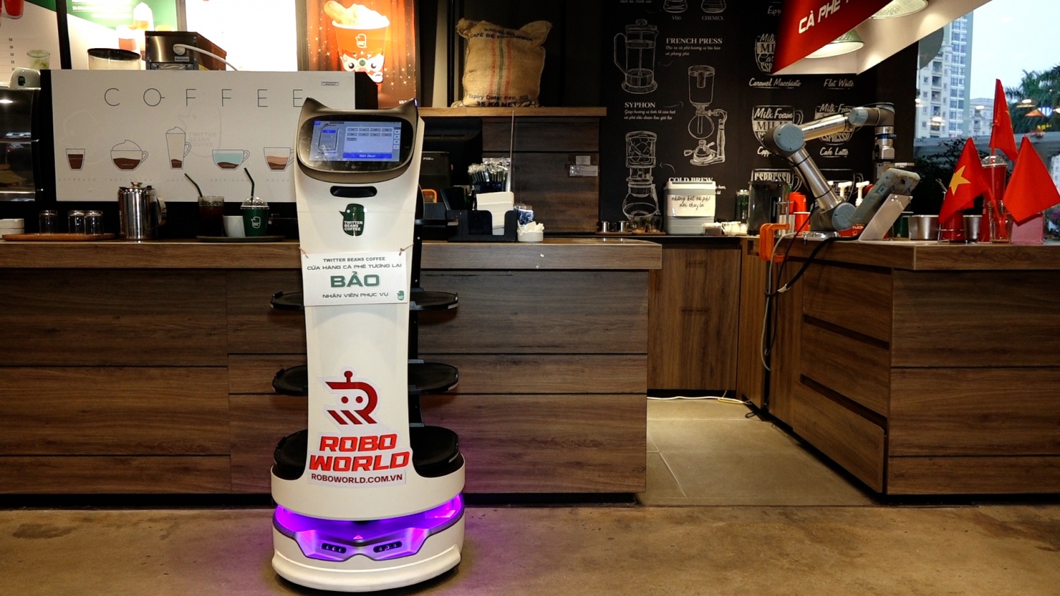 Hà Nội: Khách hàng thích thú khi được robot phục vụ đồ uống, chụp ảnh check-in