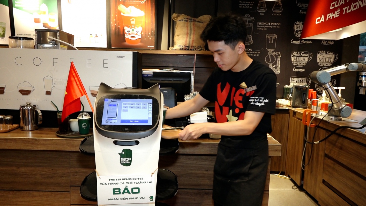 Hà Nội: Khách hàng thích thú khi được robot phục vụ đồ uống, chụp ảnh check-in