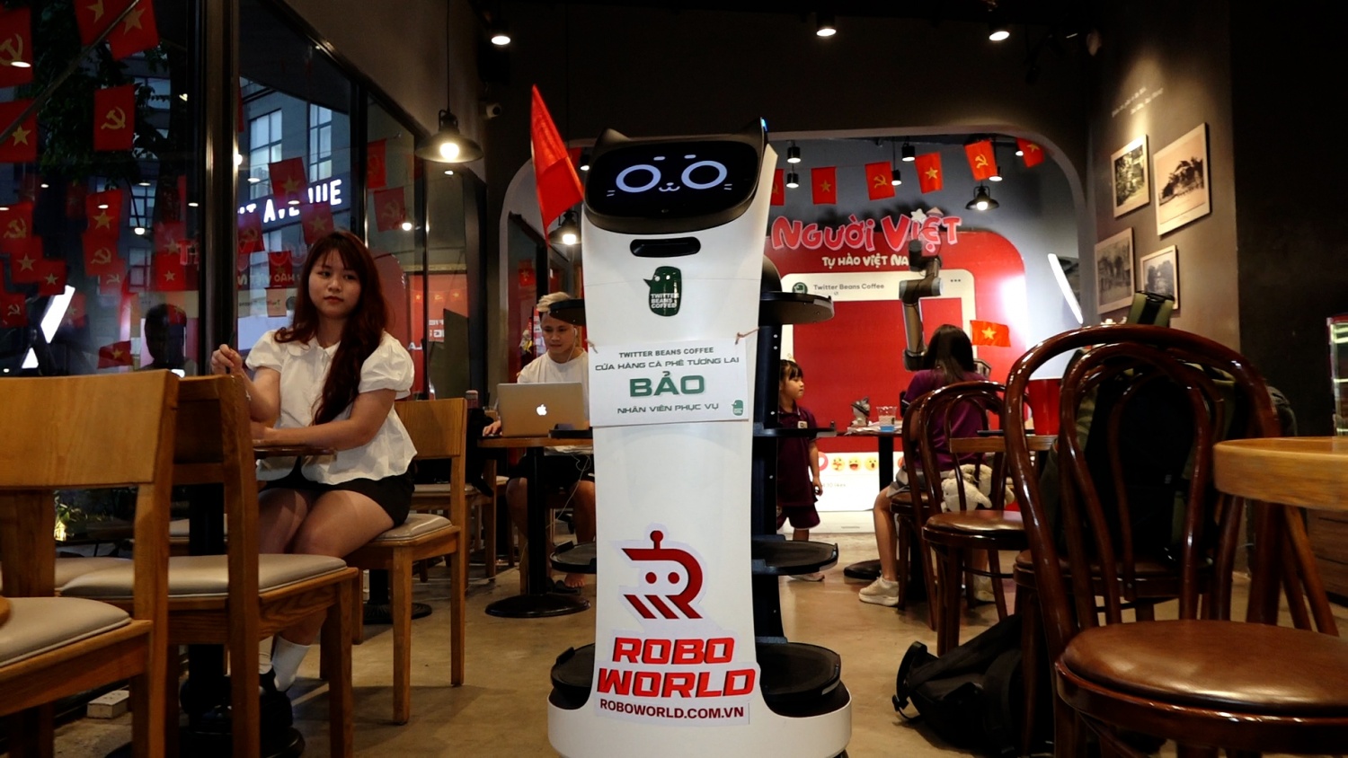 Hà Nội: Khách hàng thích thú khi được robot phục vụ đồ uống, chụp ảnh check-in