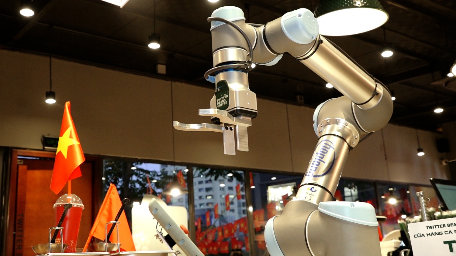 Hà Nội: Khách hàng thích thú khi được robot phục vụ đồ uống, chụp ảnh check-in