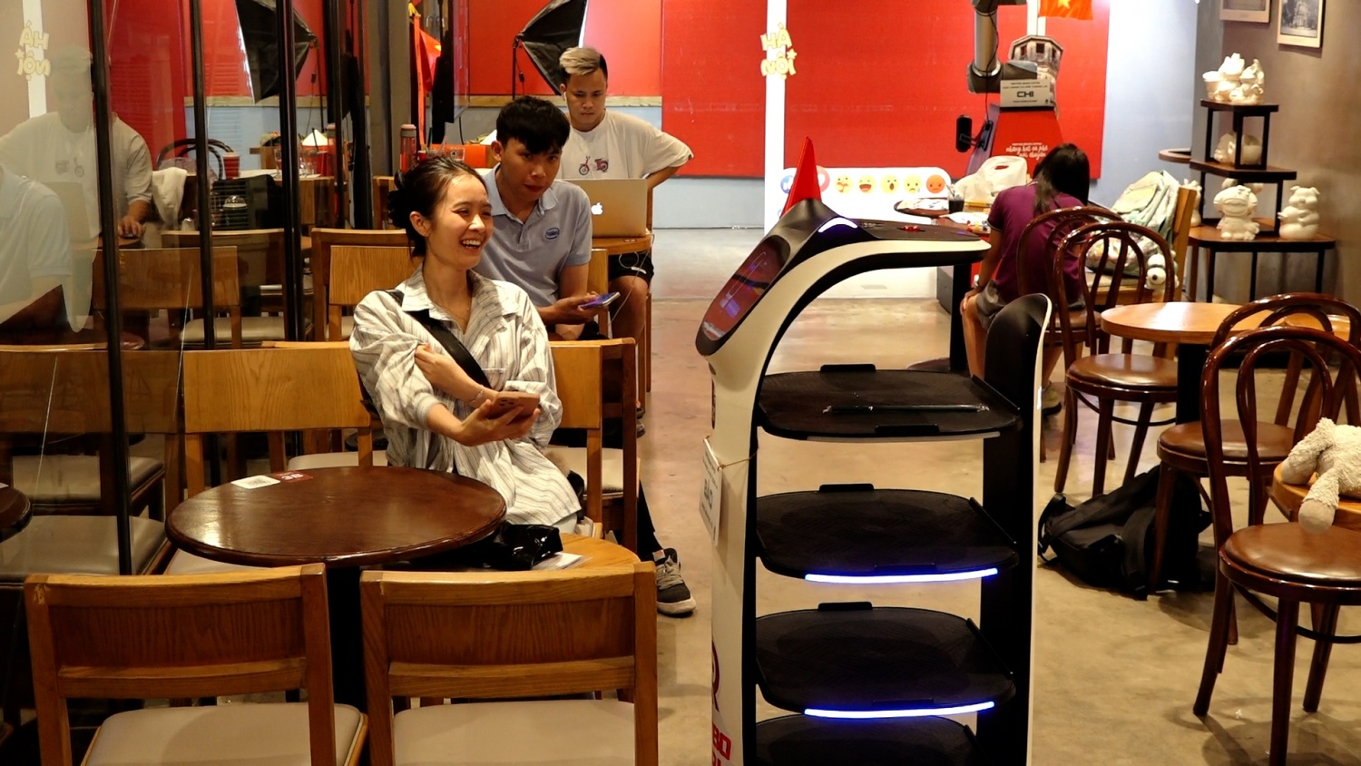 Hà Nội: Khách hàng thích thú khi được robot phục vụ đồ uống, chụp ảnh check-in