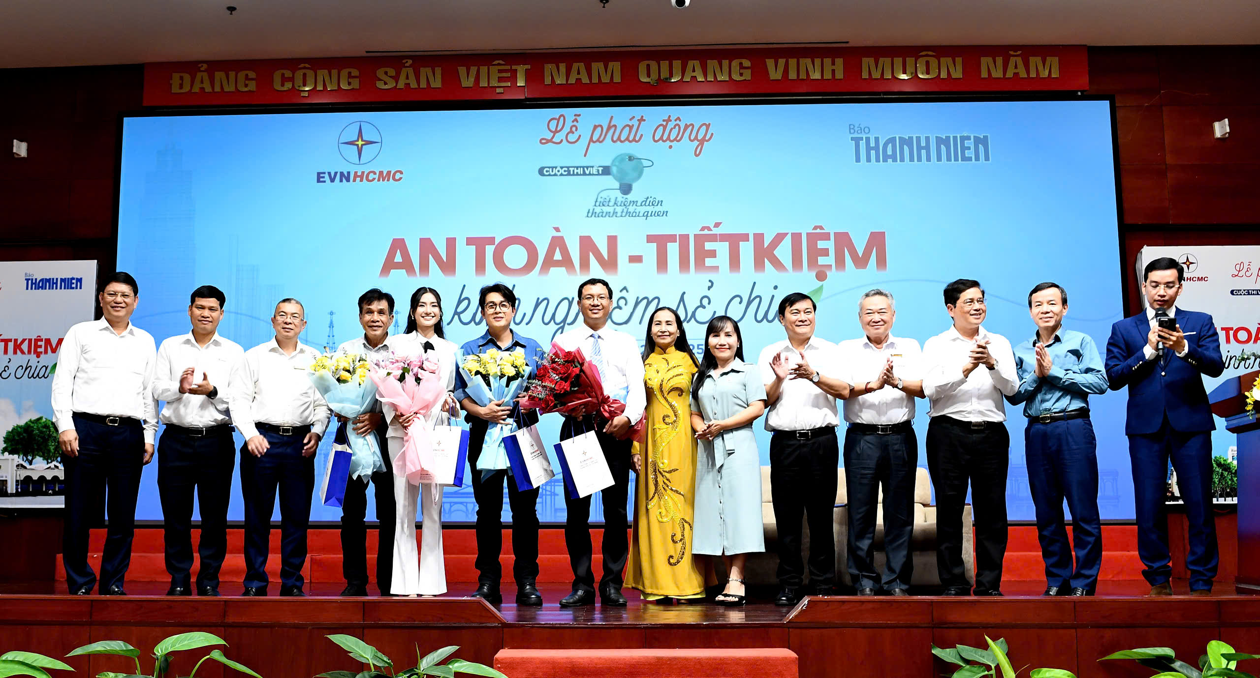 Cuộc thi viết 'Tiết kiệm điện thành thói quen' năm 2025: Tổng giải thưởng 130 triệu đồng; phong phú chủ đề, cách thể hiện- Ảnh 12.