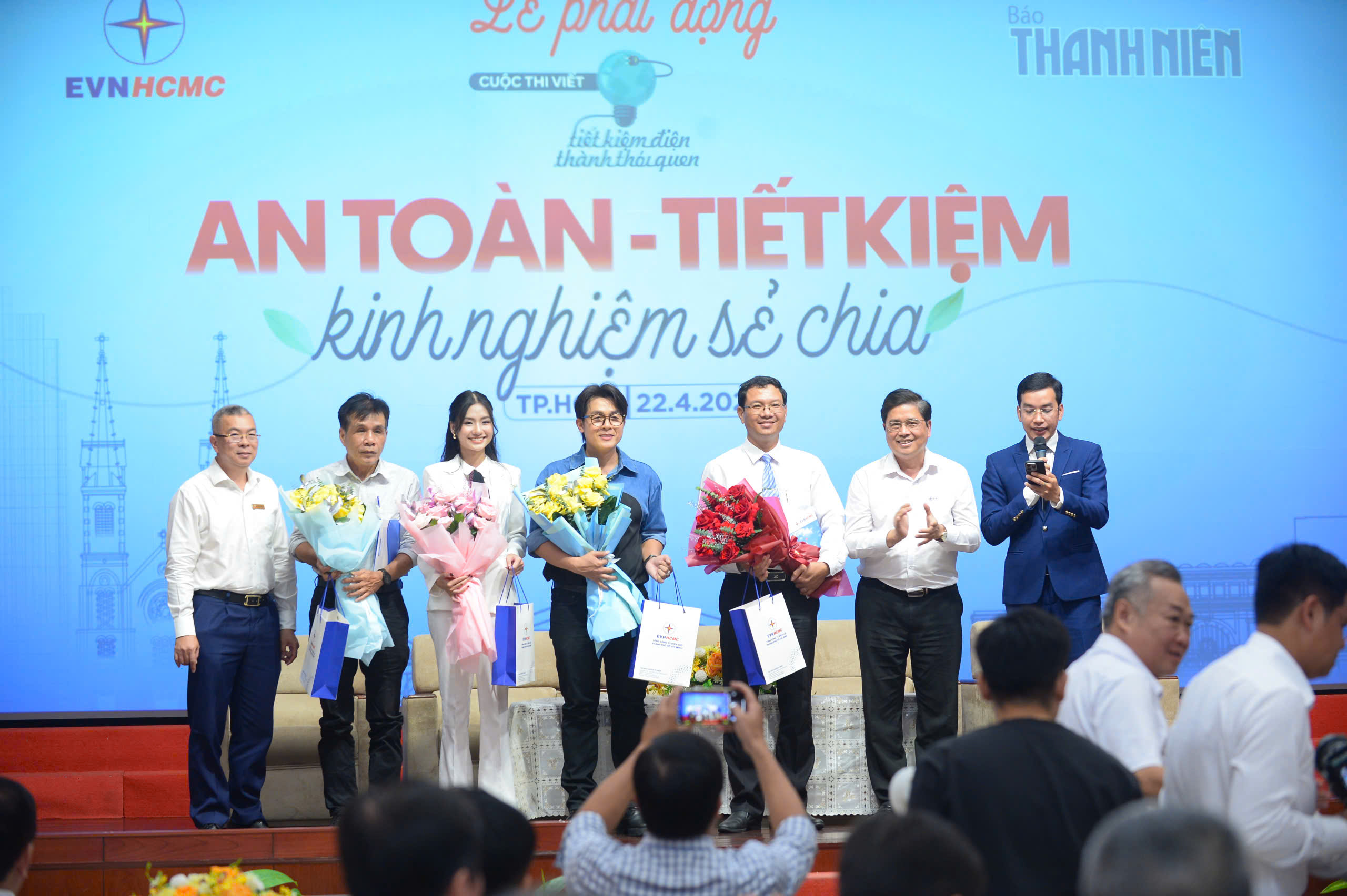Cuộc thi viết 'Tiết kiệm điện thành thói quen' năm 2025: Tổng giải thưởng 130 triệu đồng; phong phú chủ đề, cách thể hiện- Ảnh 8.