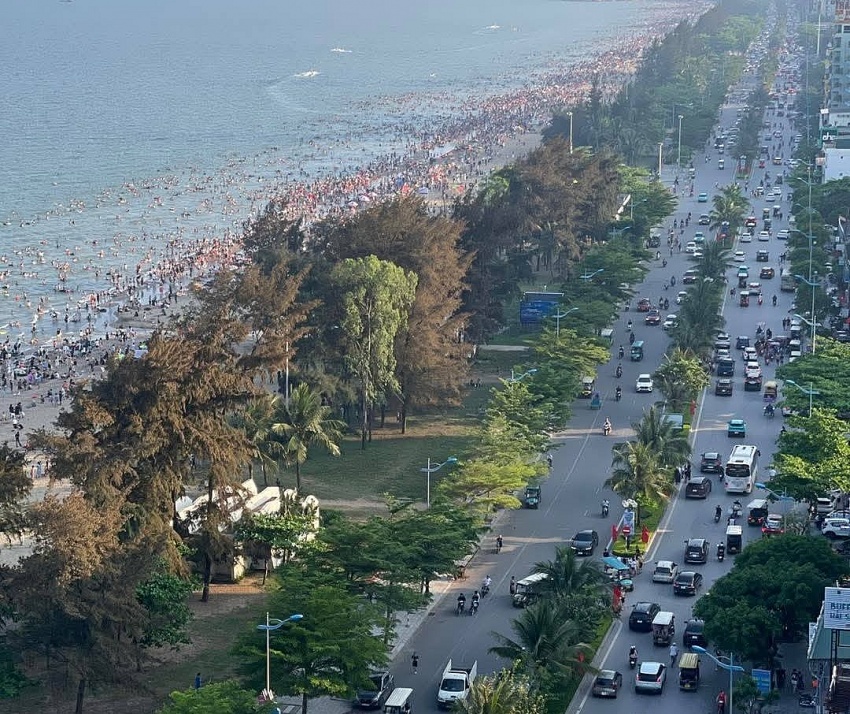 Toàn cảnh lưu lượng du khách chật kín tại Sầm Sơn, được đánh giá là vượt trội so với các bãi biển lân cận