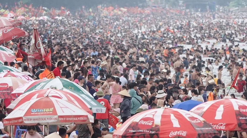 Theo ghi nhận phóng viên, vào thời điểm đầu giờ chiều tại bãi biển Sầm Sơn ngày 2/5 lượng du khách vẫn có mặt tại bãi biển vẫn là rất đông