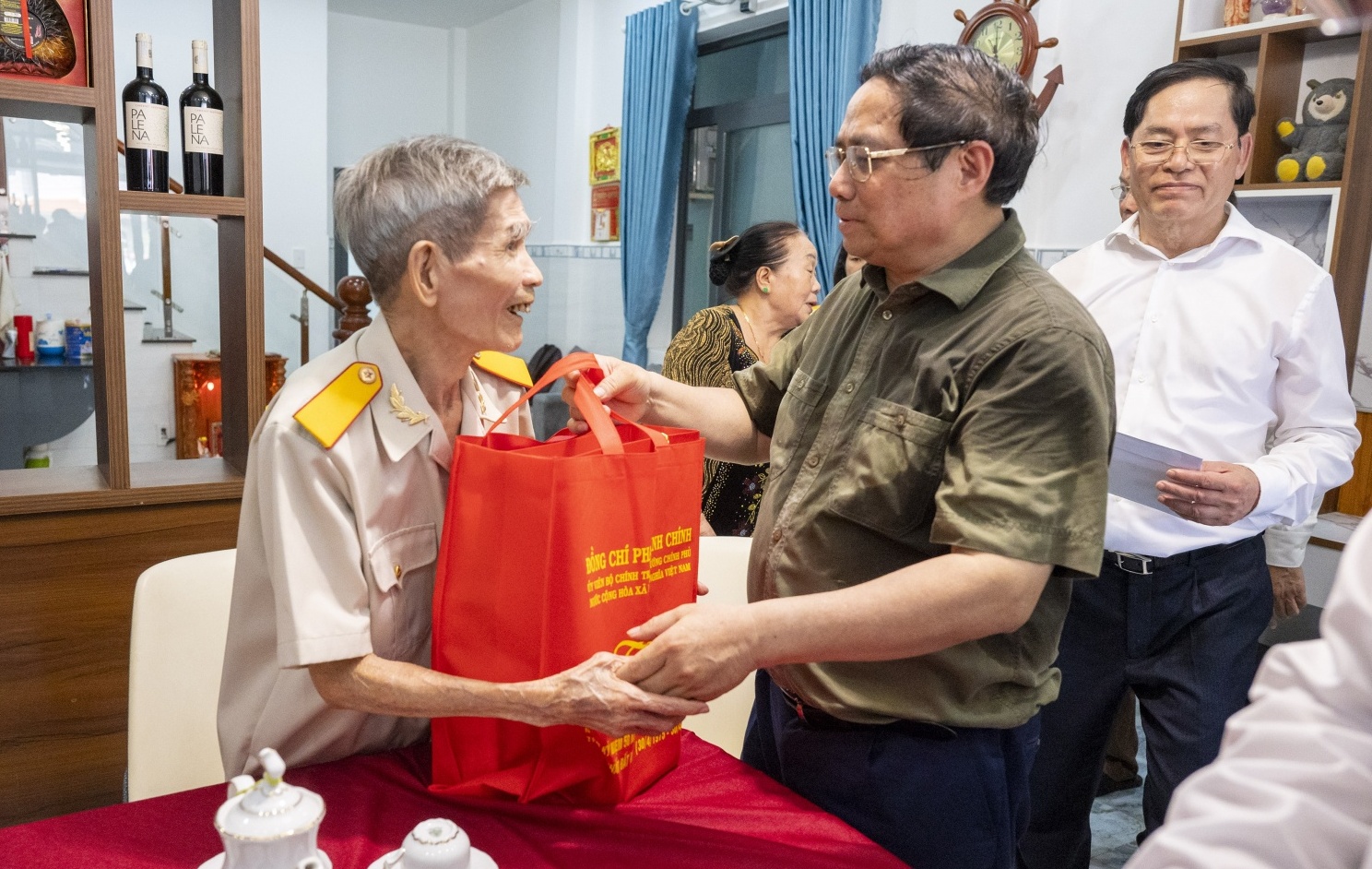 Thủ tướng Phạm Minh Chính thăm, tặng quà người có công tại Côn Đảo