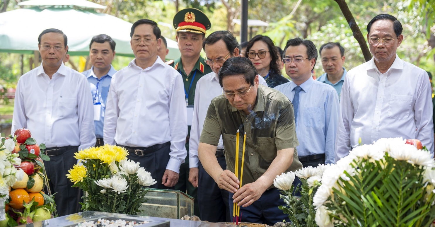 Thủ tướng dâng hương tưởng niệm các anh hùng liệt sĩ tại Côn Đảo
