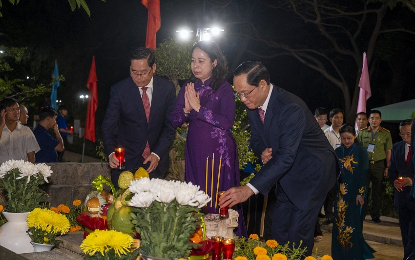 Lễ thắp nến tri ân tại Nghĩa trang Hàng Dương: Khắc ghi công ơn các Anh hùng liệt sĩ