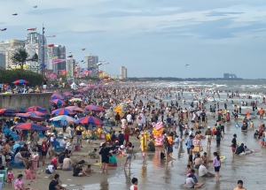 Bà Rịa - Vũng Tàu bùng nổ du lịch dịp lễ: Hơn 850.000 lượt khách, doanh thu “khủng” hơn 660 tỉ đồng