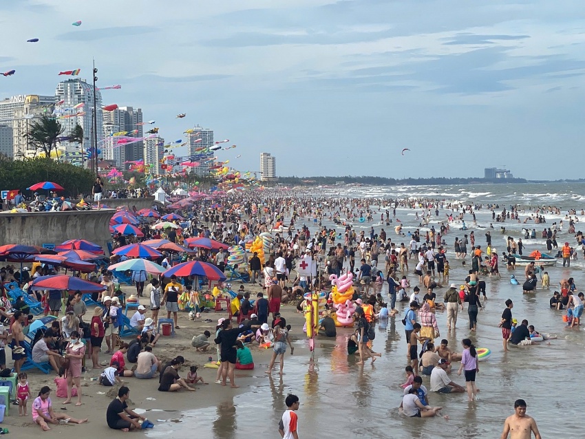 Bà Rịa - Vũng Tàu bùng nổ du lịch dịp lễ: Hơn 850.000 lượt khách, doanh thu “khủng” hơn 660 tỉ đồng