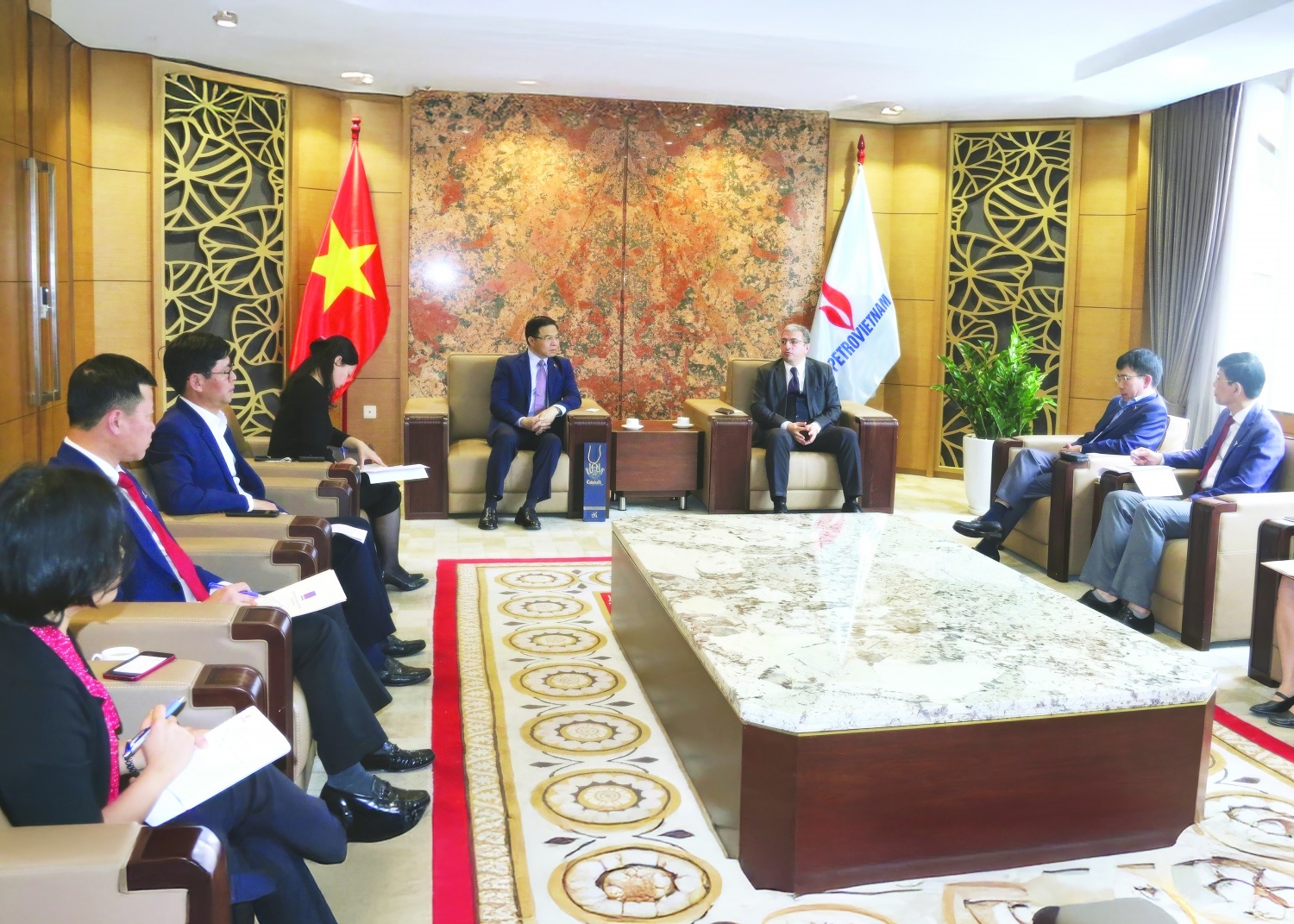 Chủ tịch Petrovietnam Lê Mạnh Hùng tiếp Đại sứ Azerbaijan Shovgi Mehdizada tháng 02 năm 2023