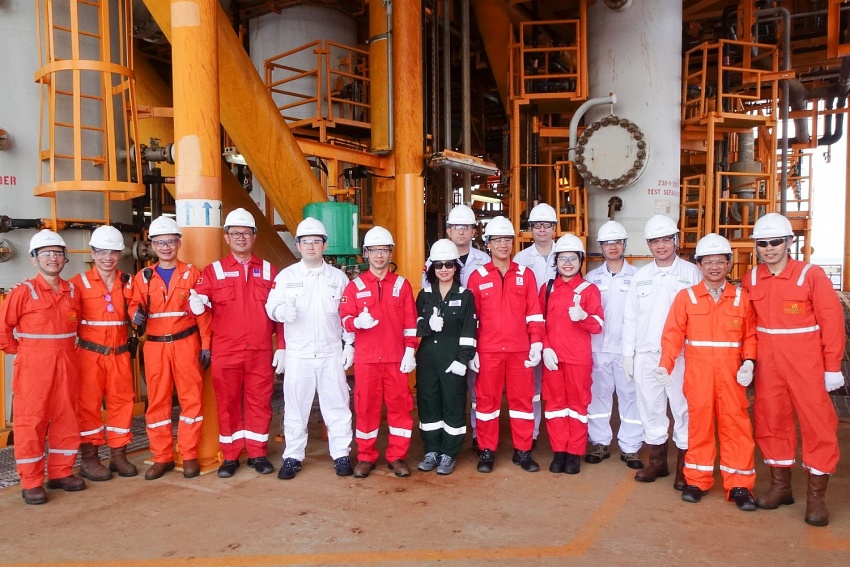 Zarubezhneft and PVEP visit Rong Doi Platform, Block 11-2 Project