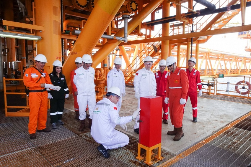 Zarubezhneft and PVEP visit Rong Doi Platform, Block 11-2 Project