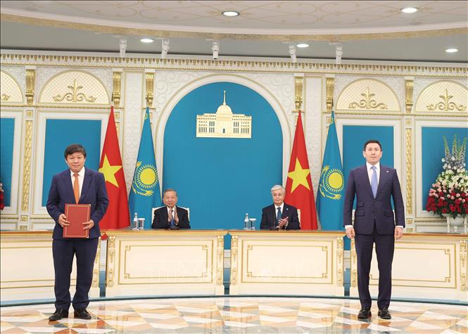 Tổng Bí thư Tô Lâm chứng kiến Lễ trao các văn kiện hợp tác song phương Việt Nam - Kazakhstan- Ảnh 3.