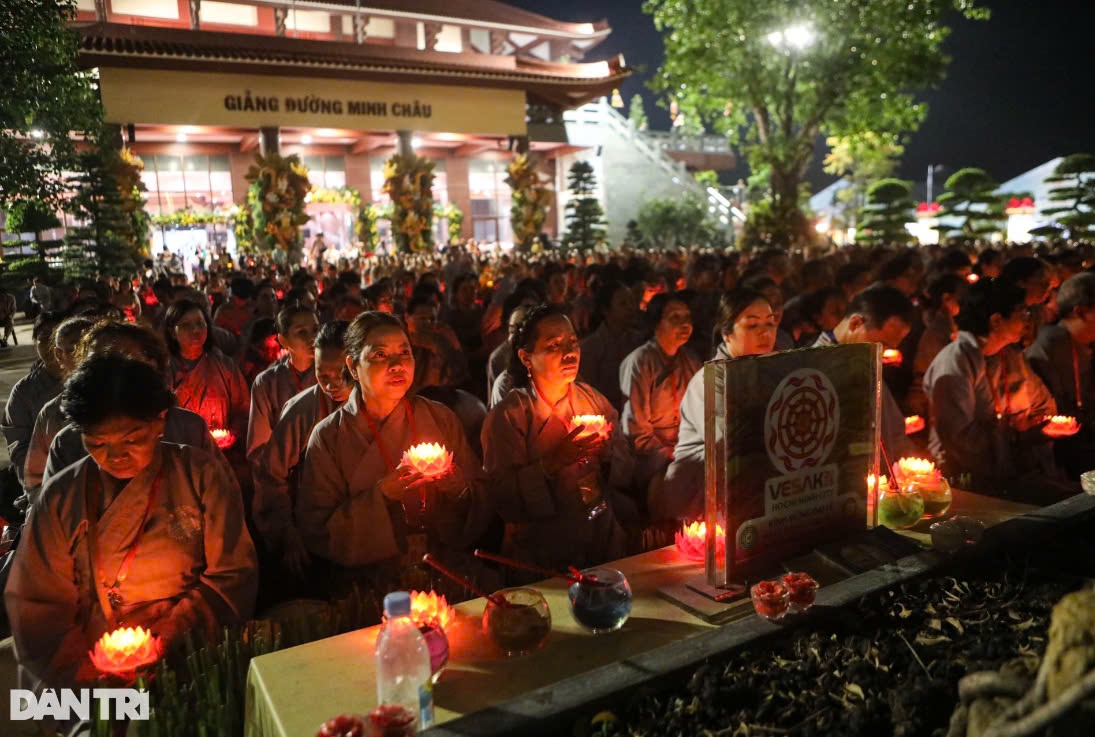 [Chùm ảnh] 35.000 hoa đăng cầu nguyện cho hòa bình thế giới tại Đại lễ Vesak 2025