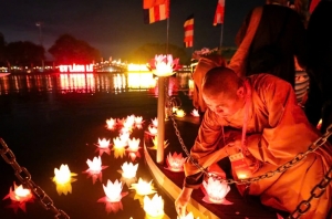 [Chùm ảnh] 35.000 hoa đăng cầu nguyện cho hòa bình thế giới tại Đại lễ Vesak 2025