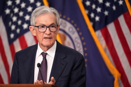 Fed giữ nguyên lãi suất, "bỏ qua" lời kêu gọi cắt giảm của ông Trump