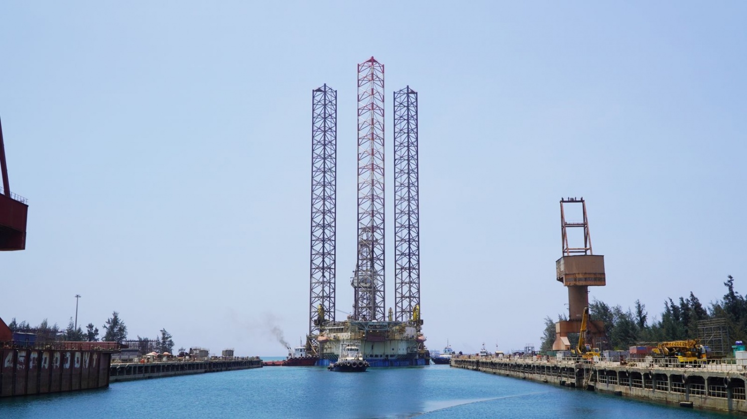 Giàn Tam Đảo 02 đang được lai dắt vào dock PVSM.