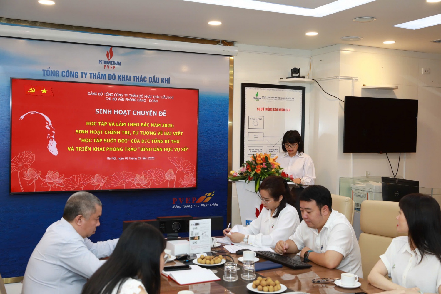 Đồng chí Nguyễn Thị Bích Hạnh, Uv BCH Đảng bộ, Chánh Văn phòng Đảng - Đoàn, bí thư chi bộ phát biểu đề dẫn tại chương trình