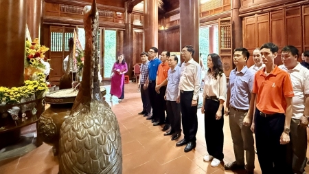 Đoàn công tác Petrovietnam dâng hương tưởng niệm Chủ tịch Hồ Chí Minh