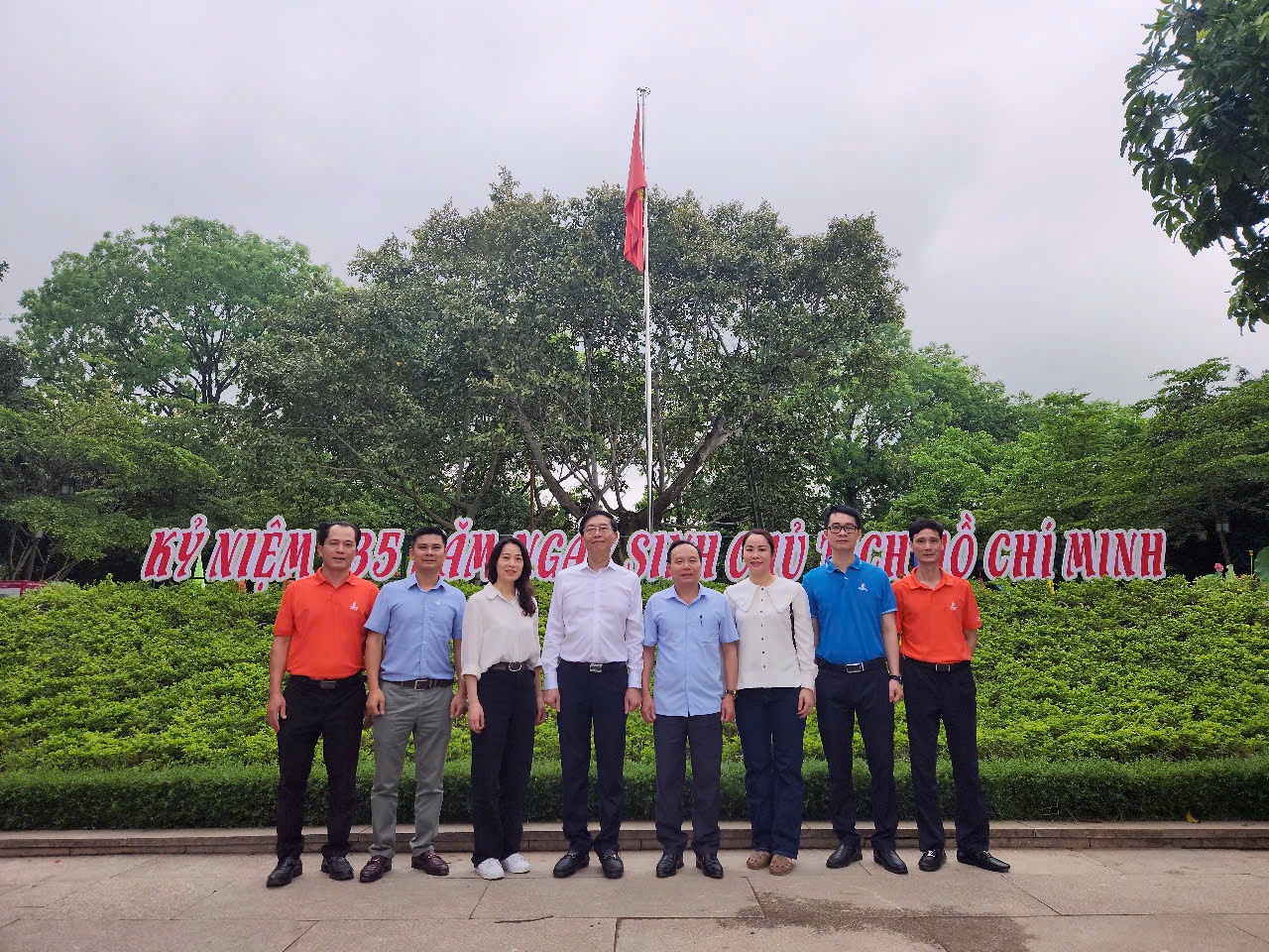 Đoàn công tác Petrovietnam dâng hương tưởng niệm Chủ tịch Hồ Chí Minh