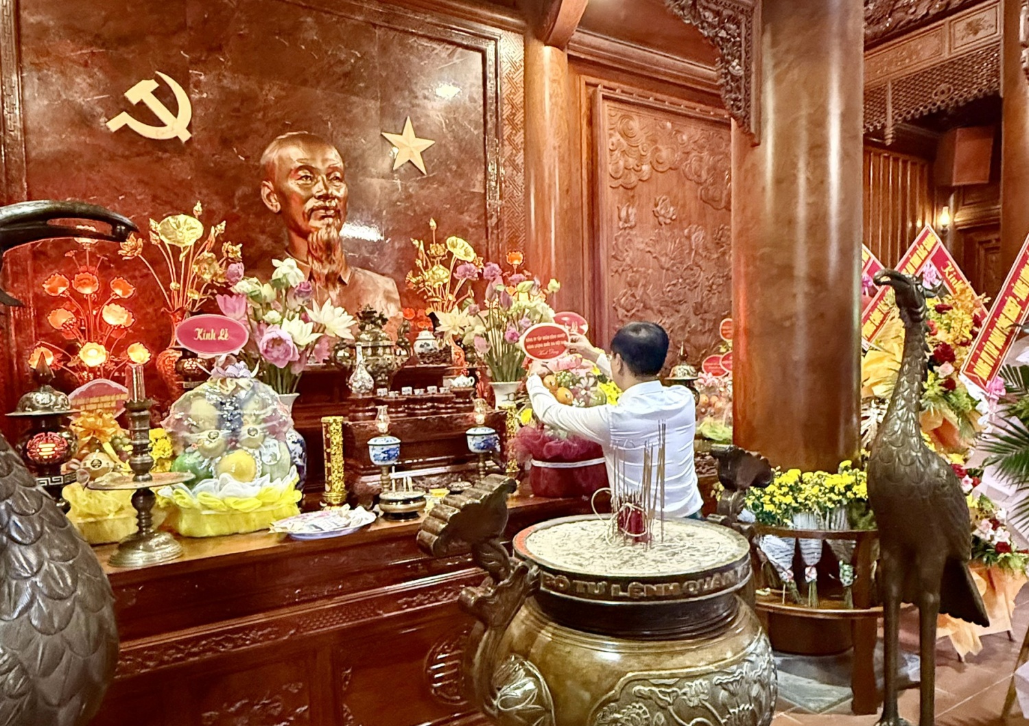 Đoàn công tác Petrovietnam dâng hương tưởng niệm Chủ tịch Hồ Chí Minh