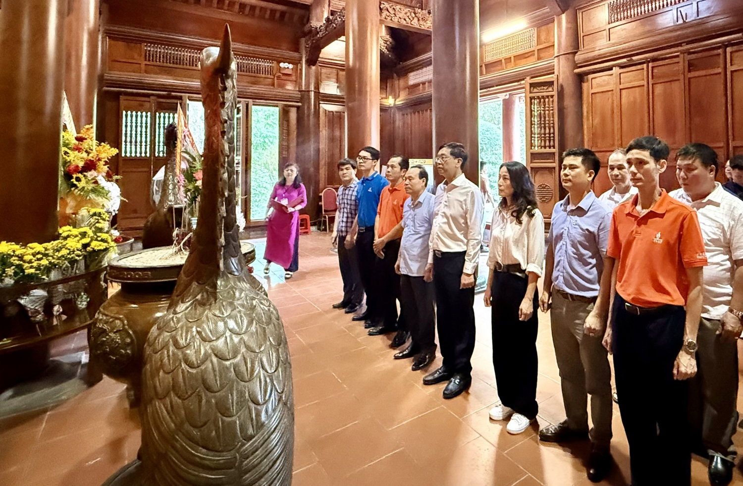 Đoàn công tác Petrovietnam dâng hương tưởng niệm Chủ tịch Hồ Chí Minh