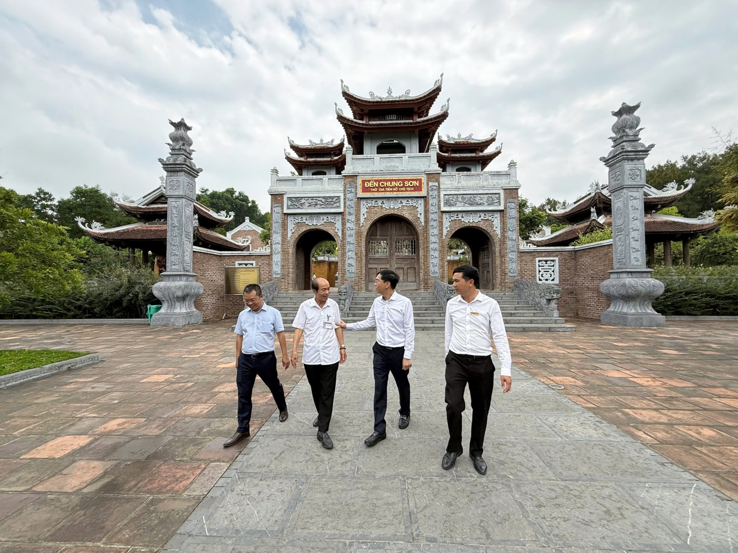 Đoàn công tác Petrovietnam dâng hương tưởng niệm Chủ tịch Hồ Chí Minh