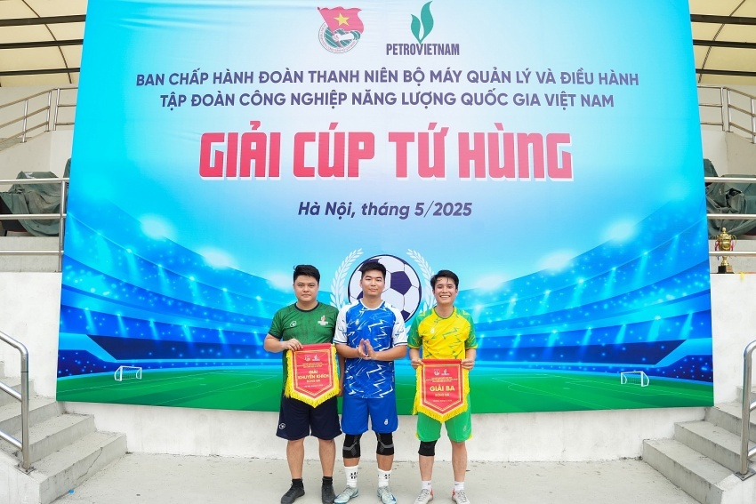 Sôi nổi Giải bóng đá Cúp Tứ Hùng do Đoàn Thanh niên BMQL&ĐH Petrovietnam tổ chức