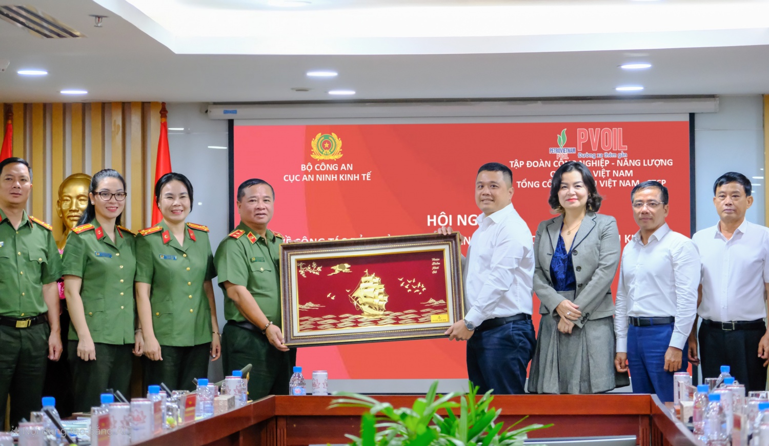 Lãnh đạo PVOIL tặng quà lưu niệm cho Cục An ninh Kinh tế